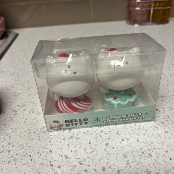 Hello Kitty Salt & Pepper Shaker Set - Picture 3 of 5